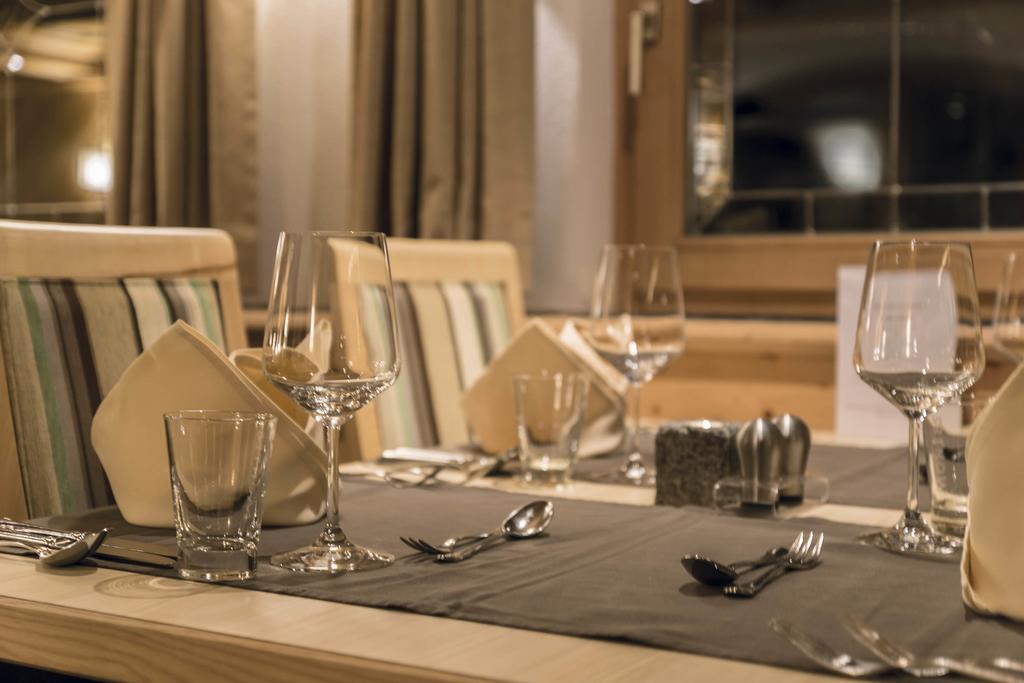 Hotel Des Alpes Самнаун Екстериор снимка