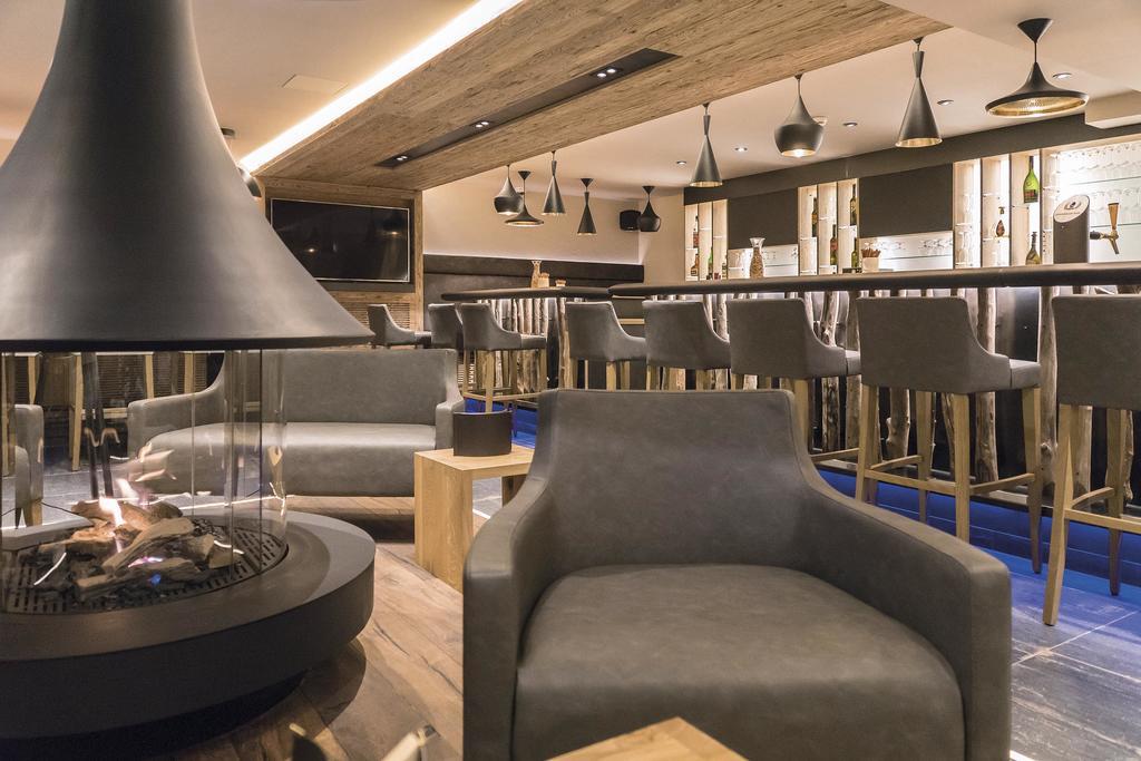 Hotel Des Alpes Самнаун Екстериор снимка