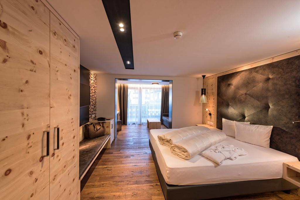 Hotel Des Alpes Самнаун Екстериор снимка