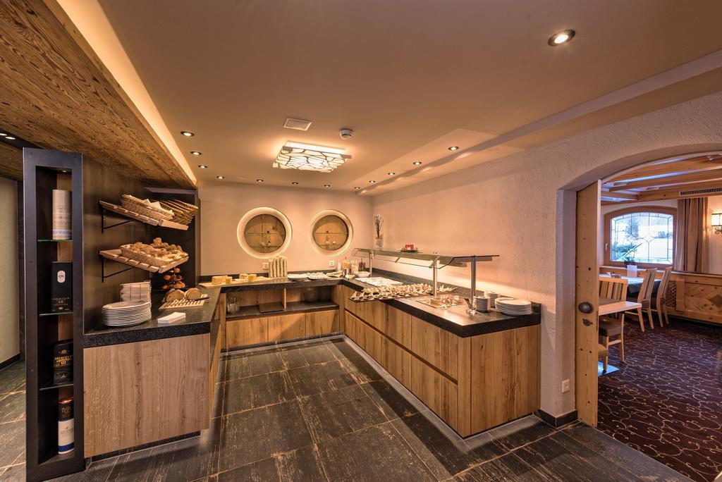 Hotel Des Alpes Самнаун Екстериор снимка
