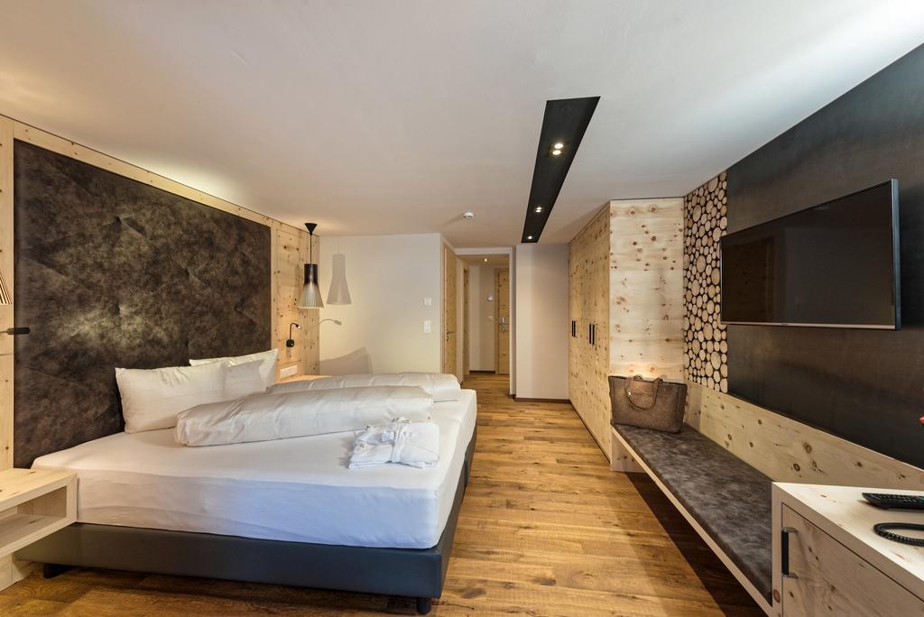Hotel Des Alpes Самнаун Екстериор снимка